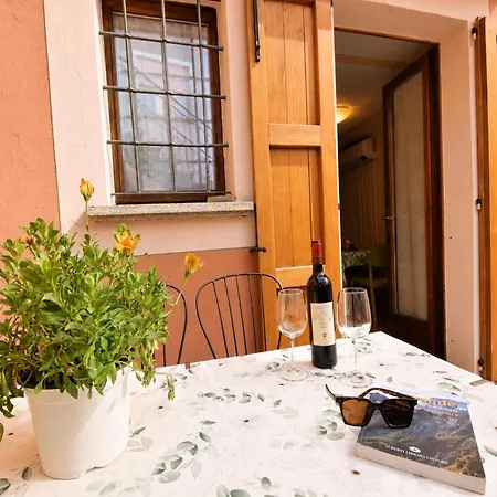 In Village Of Viggiona, Maggiore Apartamento